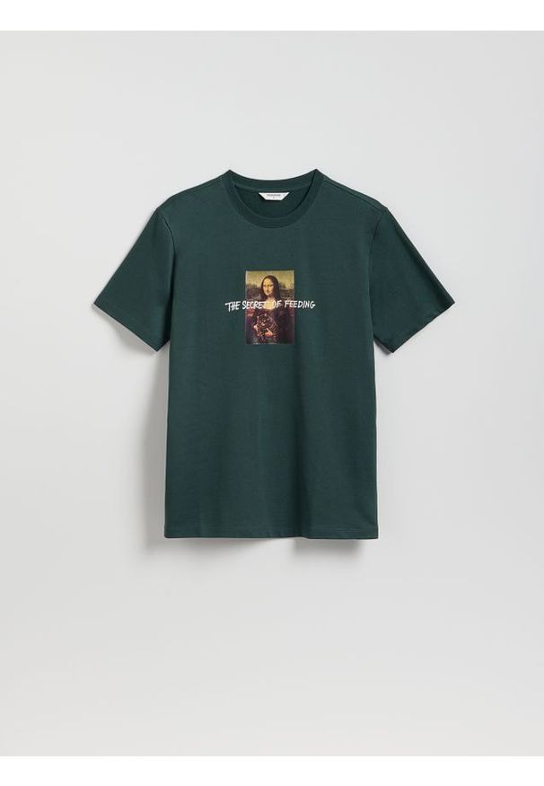 Reserved - T-shirt regular z nadrukiem - ciemnozielony. Kolor: zielony. Materiał: bawełna, dzianina. Wzór: nadruk