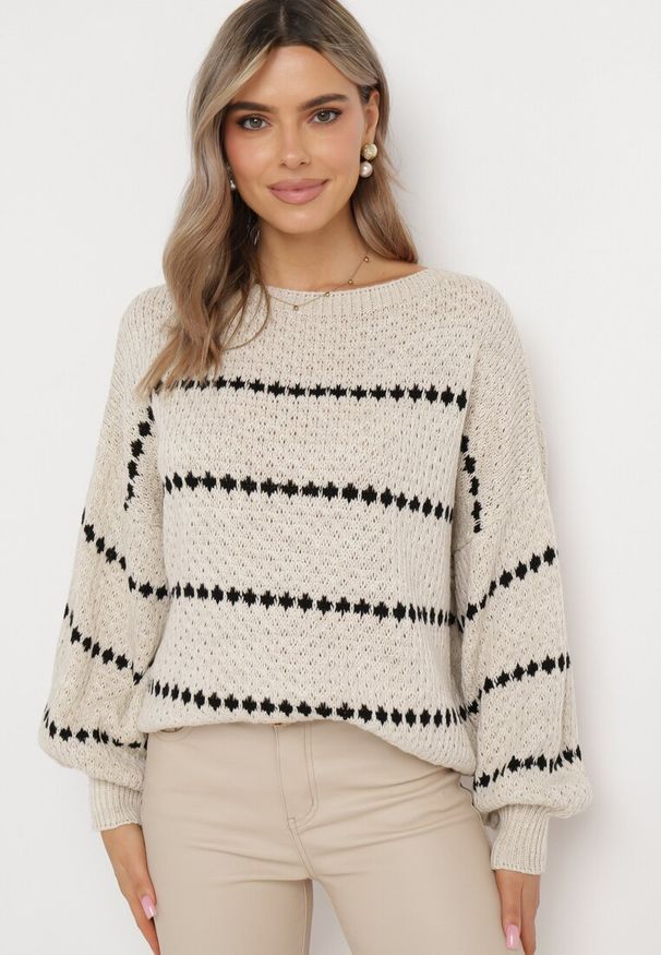 Born2be - Jasnobeżowy Sweter z Bufiastymi Rękawami Ozdobiony Cienkimi Paskami Bilentia. Kolor: beżowy. Wzór: aplikacja. Styl: klasyczny