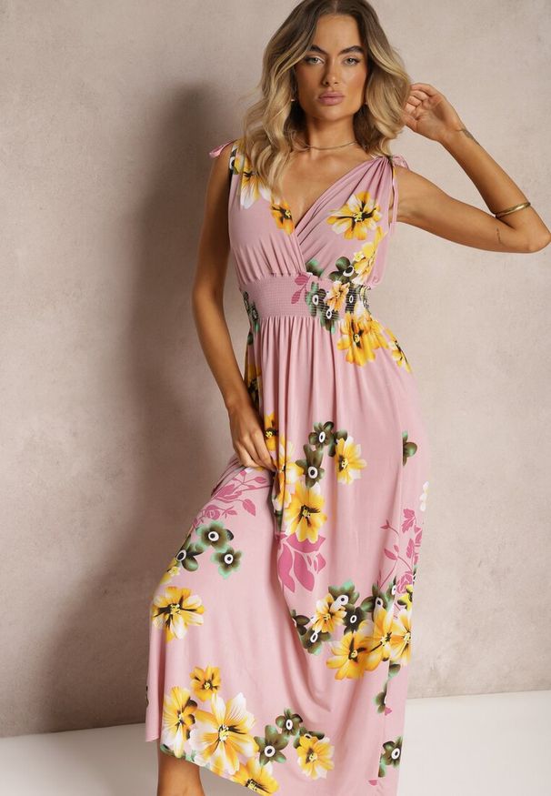 Renee - Różowa Sukienka z Wiązanymi Ramiączkami w Kwiatowy Print o Rozkloszowanym Fasonie Talloa. Okazja: na co dzień. Typ kołnierza: dekolt w kształcie V. Kolor: różowy. Długość rękawa: na ramiączkach. Wzór: kwiaty, nadruk. Sezon: wiosna. Typ sukienki: rozkloszowane. Styl: casual, elegancki