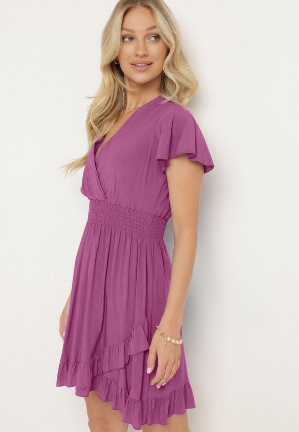 Born2be - Fioletowa Bawełniana Sukienka z Gumkami w Talii z Kopertowym Dekoltem i Falbankami Lolana. Typ kołnierza: kołnierz z falbankami. Kolor: fioletowy. Materiał: bawełna. Długość rękawa: krótki rękaw. Typ sukienki: kopertowe