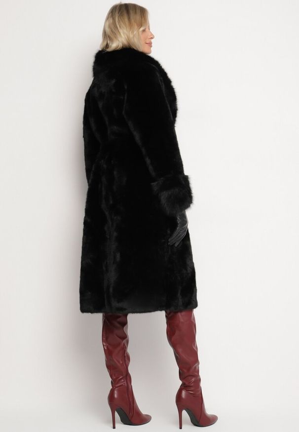 Born2be - Czarny Futerkowy Płaszcz z Szerokim Kołnierzem i Mankietami z Wiązanym Paskiem Viaruna. Okazja: na co dzień, na imprezę. Kolor: czarny. Materiał: dzianina. Długość rękawa: długi rękaw. Długość: długie. Styl: casual, elegancki