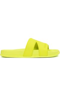Klapki unisex New Balance SUF20SP1 – żółte. Kolor: żółty. Wzór: gładki. Sezon: lato