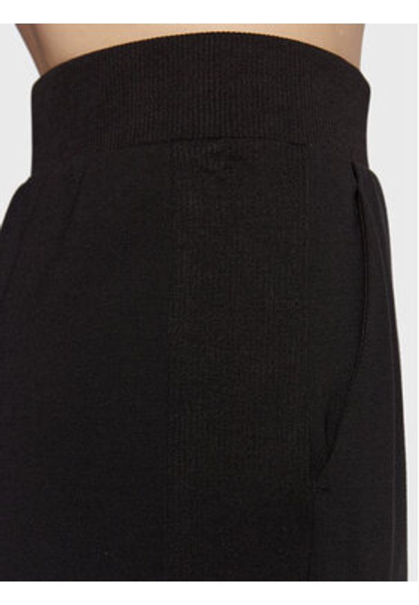 Calvin Klein Jeans Spodnie dresowe J20J220268 Czarny Regular Fit. Kolor: czarny. Materiał: syntetyk