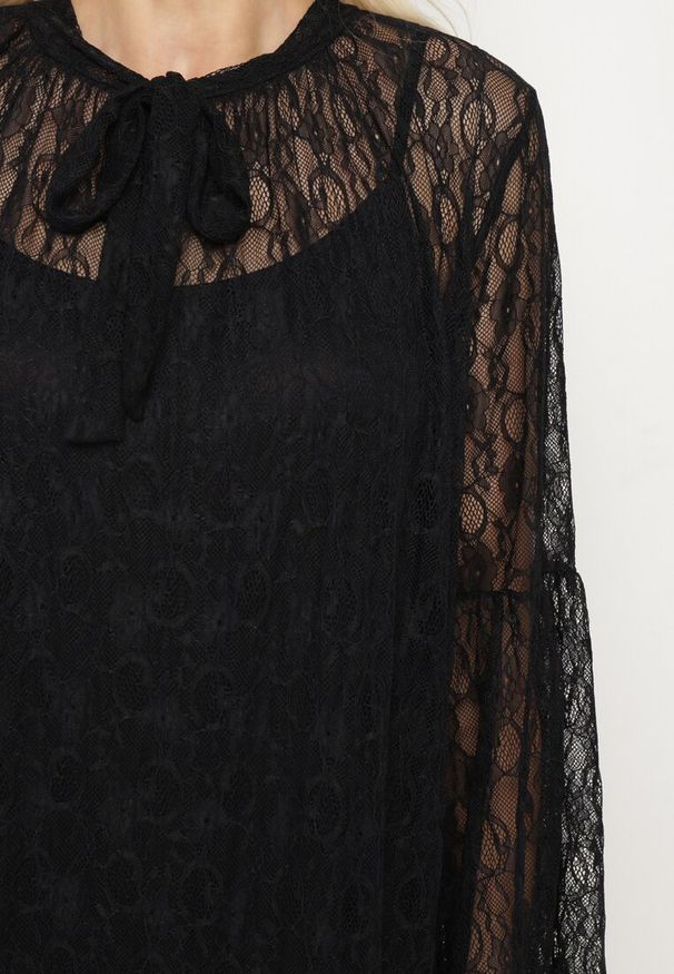 Born2be - Czarna Koronkowa Sukienka o Pudełkowym Kroju z Rozszerzanymi Rękawami i Halką Vertilae. Okazja: na imprezę. Kolor: czarny. Materiał: koronka. Długość rękawa: na ramiączkach. Wzór: koronka. Styl: elegancki