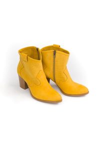 Zapato - dziurkowane kowbojki - skóra naturalna - model 470 - kolor żółty. Kolor: żółty. Materiał: skóra