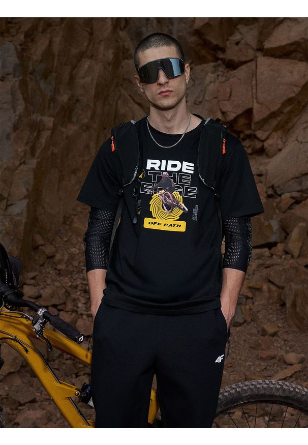 4f - 4F T-shirt relaxed z nadrukiem męski - czarny M. Okazja: na co dzień. Kolor: czarny. Materiał: dzianina, materiał, bawełna. Wzór: nadruk. Styl: casual