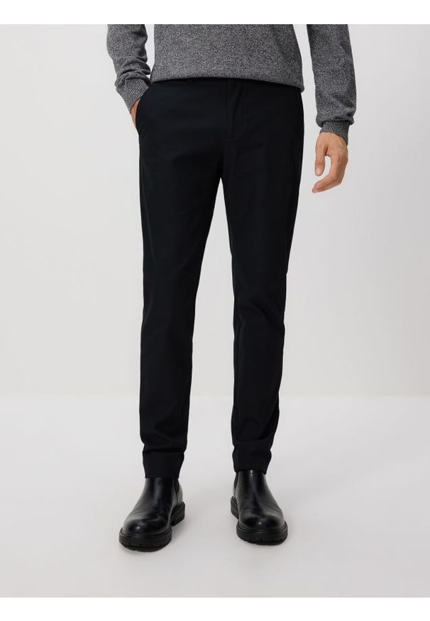 Reserved - Spodnie chino slim fit - czarny. Kolor: czarny. Materiał: tkanina, wiskoza