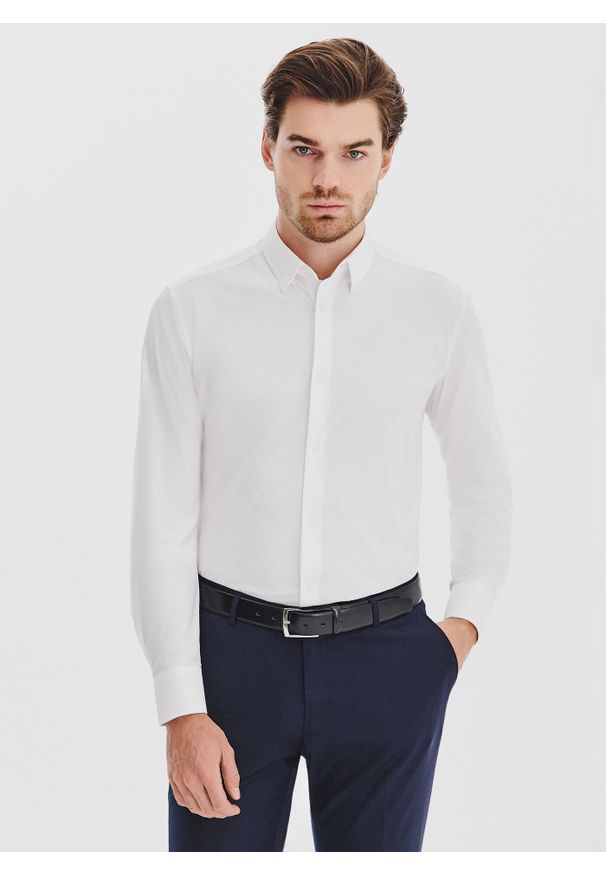 Pako Lorente - PAKO LORENTE – Biała dzianinowa koszula męska. Typ kołnierza: kołnierzyk klasyczny. Kolor: czarny, biały, niebieski. Materiał: dzianina. Długość rękawa: długi rękaw. Długość: długie. Wzór: gładki. Styl: klasyczny