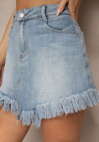 Renee - Niebieskie Spódnico-Szorty Jeansowe Zdobione Przetarciem Galirela. Okazja: na co dzień. Stan: podwyższony. Kolor: niebieski. Materiał: jeans. Długość: krótkie. Wzór: aplikacja. Styl: casual, elegancki