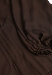 Born2be - Brązowa Rozkloszowana Sukienka Vices z Kopertowym Dekoltem Reslosa. Okazja: na co dzień. Typ kołnierza: dekolt w serek. Kolor: brązowy. Materiał: jeans, poliester. Typ sukienki: kopertowe. Styl: casual #2