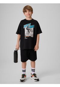 4f - 4F T-shirt loose z nadrukiem chłopięcy - czarny 158/164 (12-14 lat). Okazja: na co dzień. Kolor: czarny. Materiał: bawełna, dzianina. Wzór: nadruk. Sezon: lato. Styl: casual #2