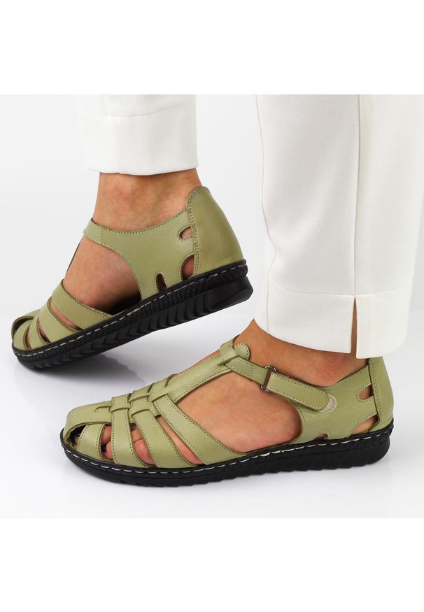 Zielone skórzane sandały damskie z zakrytymi palcami T.Sokolski A88. Kolor: zielony. Materiał: skóra. Obcas: na obcasie. Wysokość obcasa: średni