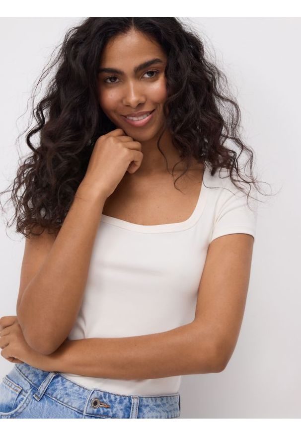 Reserved - T-shirt z dekoltem karo - złamana biel. Typ kołnierza: dekolt w karo. Materiał: bawełna, włókno