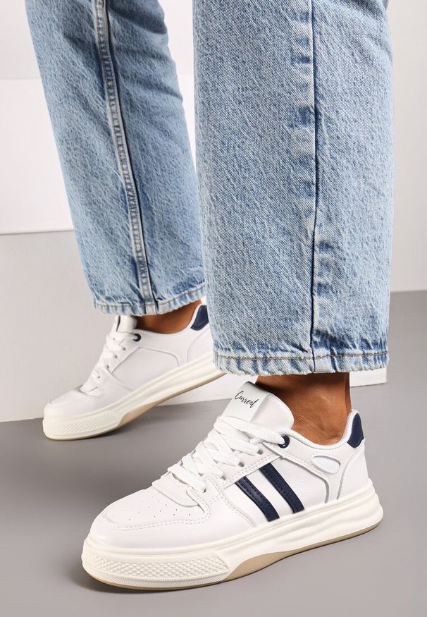 Born2be - Biało-Niebieskie Sneakersy na Płaskiej Podeszwie Ozdobione Paskami Noraria. Okazja: na co dzień. Zapięcie: pasek. Kolor: biały. Wzór: aplikacja. Obcas: na płaskiej podeszwie. Wysokość obcasa: niski