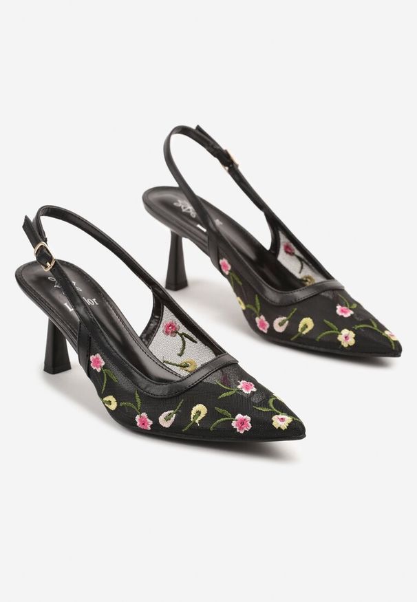 Born2be - Czarne Sandały Slingback na Obcasie Typu Klepsydra Zdobione Haftem Iveltewia. Okazja: na co dzień. Nosek buta: szpiczasty. Zapięcie: pasek. Kolor: czarny. Wzór: aplikacja, haft. Materiał: jeans, materiał. Obcas: na obcasie. Styl: casual. Wysokość obcasa: średni
