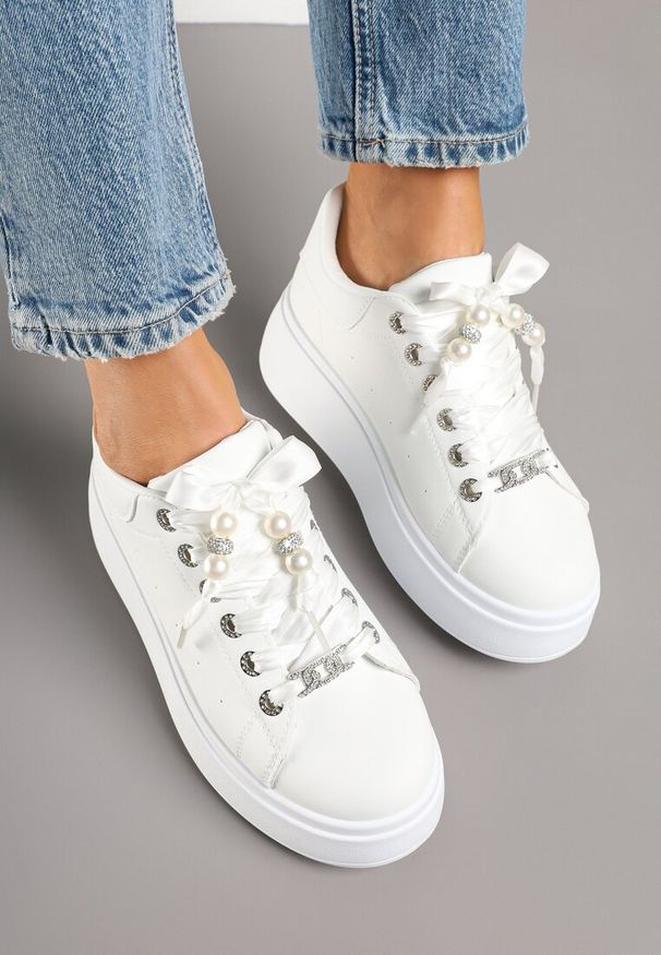 Renee - Białe Sneakersy na Platformie Ozdobione Cyrkoniami Vivalle. Okazja: na co dzień. Kolor: biały. Materiał: jeans. Wzór: aplikacja. Obcas: na platformie
