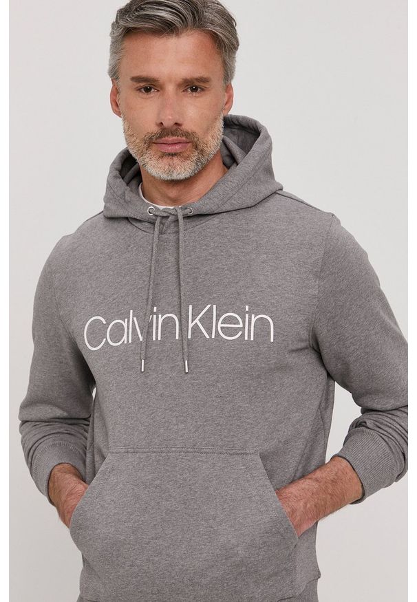 Calvin Klein - Bluza bawełniana. Okazja: na co dzień. Kolor: szary. Materiał: bawełna. Wzór: nadruk. Styl: casual