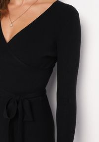 Born2be - Czarna Sweterkowa Sukienka Rozkloszowana z Wiązanym Paskiem Florentame. Kolor: czarny. Materiał: materiał. Typ sukienki: rozkloszowane, kopertowe. Długość: midi #3