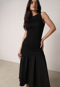 Born2be - Czarna Marszczona Sukienka Bez Rękawów z Obniżoną Linią Talii Natirea. Okazja: na co dzień. Kolor: czarny. Długość rękawa: bez rękawów. Typ sukienki: proste. Styl: casual, elegancki #1