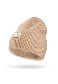 Beżowa czapka damska beanie w uniwersalnym rozmiarze z logo marki Peterson PTN HAT-10. Kolor: beżowy. Materiał: dzianina. Wzór: aplikacja #1