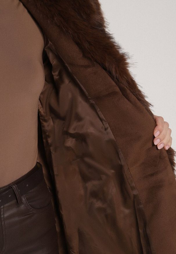 Born2be - Brązowy Płaszcz Ozdobiony Odpinanym Futerkiem Lianossa. Okazja: na co dzień. Kolor: brązowy. Materiał: futro. Wzór: aplikacja. Styl: casual, klasyczny