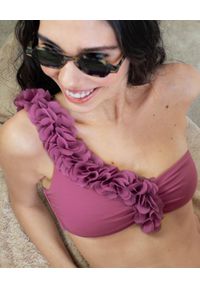 LA REVECHE - Fioletowy top od bikini Rasha. Kolor: wielokolorowy, fioletowy, różowy. Materiał: tkanina. Wzór: kwiaty, aplikacja