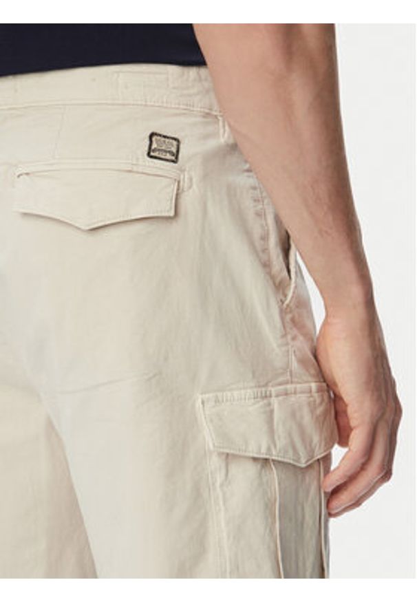 Guess Szorty materiałowe M6GDVA W1703 Kremowy Regular Fit. Kolor: kremowy. Materiał: bawełna