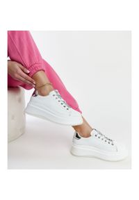 Białe sneakersy na platformie GOE NN2N4033. Nosek buta: okrągły. Kolor: biały. Materiał: materiał, guma. Sezon: lato. Obcas: na platformie. Wysokość obcasa: średni #6