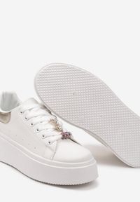 Born2be - Biało-Złote Sneakersy na Platformie z Biżuteryjnymi Aplikacjami na Sznurówkach Noonia. Nosek buta: okrągły. Zapięcie: sznurówki. Kolor: biały. Wzór: aplikacja. Obcas: na platformie. Wysokość obcasa: niski