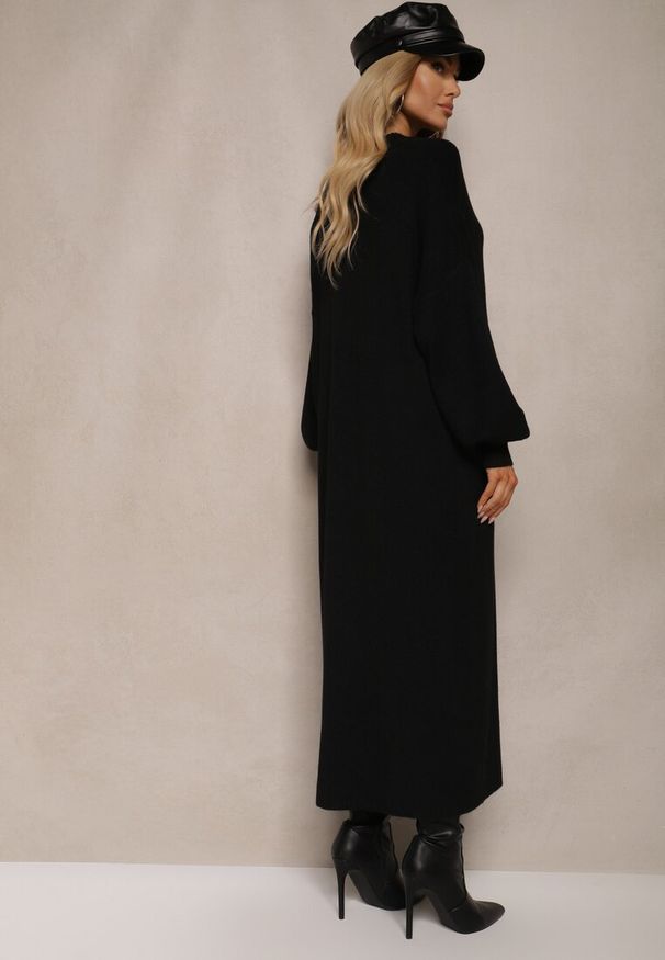 Renee - Czarna Pudełkowa Sukienka z Wiskozą i Półgolfem Salindra. Kolor: czarny. Materiał: wiskoza. Styl: elegancki