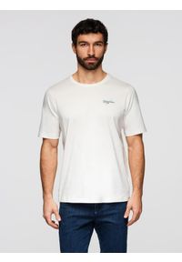 Ombre Clothing - T-shirt męski z niewielkim nadrukiem na klatce piersiowej - biały V3 - Rozmiar: M. Okazja: do pracy. Kolor: biały. Materiał: jeans, materiał, bawełna. Długość rękawa: krótki rękaw. Długość: krótkie. Wzór: nadruk #1