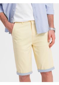 Ombre Clothing - Szorty męskie chinosy z kontrastowym podwinięciem – żółte V7. Okazja: na imprezę, do pracy, na co dzień. Kolor: żółty. Materiał: tkanina, elastan, bawełna. Długość: krótkie. Wzór: kolorowy. Sezon: lato. Styl: wakacyjny, casual