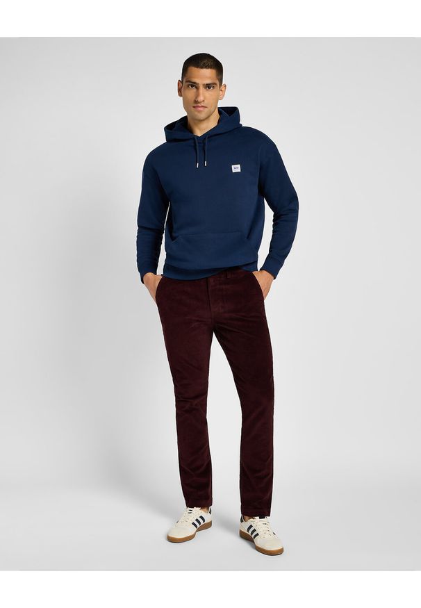 Lee - LEE MĘSKIE SPODNIE SZTRUKSOWE SLIM CHINO VELVET BEET 112355773 L71L014782