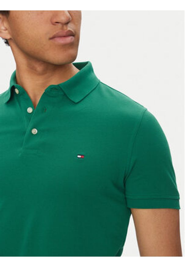 TOMMY HILFIGER - Tommy Hilfiger Polo 1985 MW0MW17771 Zielony Slim Fit. Typ kołnierza: polo. Kolor: zielony. Materiał: bawełna