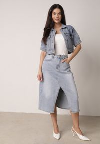 Born2be - Niebieska Jeansowa Spódnica z Bawełną Wysokim Stanem i Rozcięciem z Przodu Cannate. Okazja: na co dzień. Stan: podwyższony. Kolor: niebieski. Materiał: bawełna, jeans. Styl: casual #1