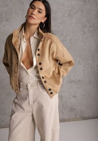 Renee - Jasnobrązowa Kurtka Bomber Jacket Ozdobiona Guzikami Quilimi. Okazja: na co dzień. Kolor: brązowy. Wzór: aplikacja. Styl: casual, elegancki #4