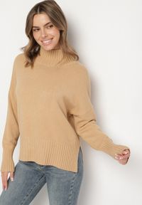 Born2be - Beżowy Gładki Golf w Klasycznym Stylu Ralenatia. Okazja: na co dzień. Typ kołnierza: golf. Kolor: beżowy. Materiał: jeans, skóra. Długość rękawa: długi rękaw. Długość: długie. Wzór: gładki. Styl: klasyczny #5