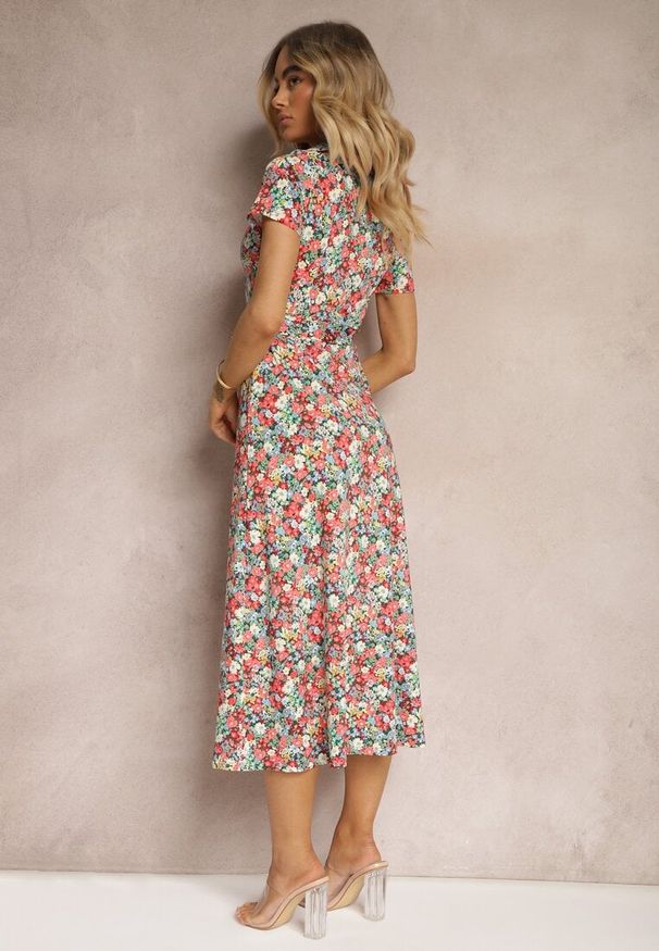 Renee - Czerwono-Zielona Rozkloszowana Sukienka z Wiskozą Zapinana na Guziki Ozdobiona Paskiem Dimica. Okazja: na co dzień. Typ kołnierza: dekolt w kształcie V. Kolor: czerwony. Materiał: wiskoza. Długość rękawa: krótki rękaw. Wzór: aplikacja. Styl: casual, klasyczny