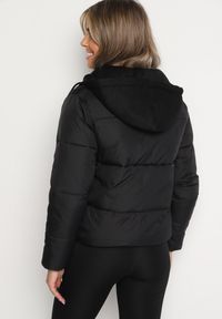 Born2be - Czarna Pikowana Kurtka z Kapturem Mivuna. Okazja: na co dzień. Typ kołnierza: kaptur. Kolor: czarny. Materiał: jeans. Długość: krótkie. Styl: casual #4