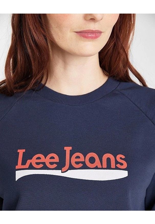 Lee - LEE CREW SWEATSHIRT DAMSKA BLUZA KLASYCZNA LOGO NADRUK DARK NAVY L53KBRNM 112112380. Wzór: nadruk. Styl: klasyczny