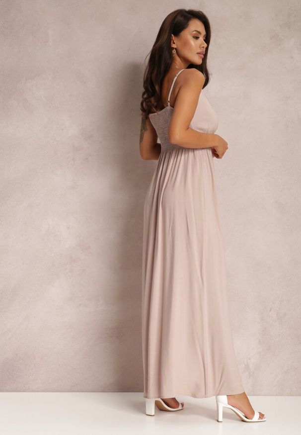 Renee - Beżowa Sukienka Sterinig. Kolor: beżowy. Materiał: bawełna. Długość rękawa: na ramiączkach. Typ sukienki: kopertowe. Długość: maxi