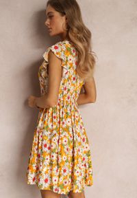 Renee - Żółta Taliowana Sukienka Mini w Kwiaty z Gumką w Talii Teziovi. Kolor: żółty. Materiał: wiskoza. Wzór: kwiaty. Długość: mini #4