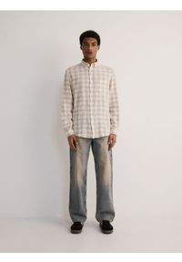 Reserved - Koszula regular fit w kratę - beżowy. Kolor: beżowy. Materiał: bawełna, tkanina