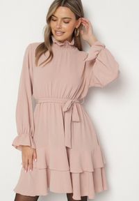 Born2be - Różowa Sukienka z Falbanami i Marszczonym Golfem z Dodatkowym Wiązanym Paskiem Savelina. Okazja: na imprezę. Typ kołnierza: golf. Kolor: różowy. Typ sukienki: rozkloszowane. Styl: klasyczny, elegancki #1