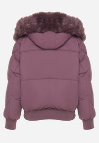 Born2be - Fioletowa Pikowana Kurtka z Szerokimi Ściągaczami i Ozdobnym Futrem przy Kapturze Inandria. Okazja: do pracy, na co dzień, na spotkanie biznesowe. Kolor: fioletowy. Materiał: futro. Długość rękawa: długi rękaw. Długość: długie. Styl: klasyczny, casual, elegancki, biznesowy #7