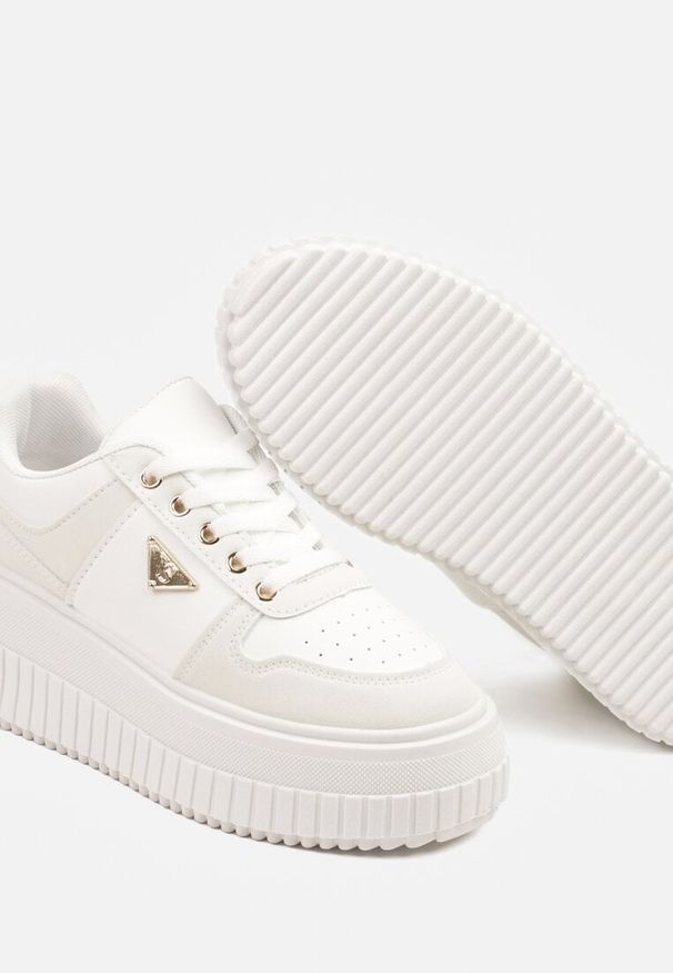 Renee - Białe Sznurowane Sneakersy Vices Tłoczonej Platformie Ozdobione Trójkątem Raviri. Zapięcie: sznurówki. Kolor: biały. Materiał: jeans. Wzór: aplikacja. Obcas: na platformie