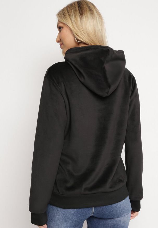 Born2be - Czarna Welurowa Bluza z Haftem Akiffa. Kolor: czarny. Materiał: welur. Wzór: haft