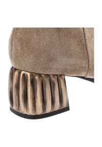 Beżowe Botki Espirito Damskie Modne Buty Na Obcasie. Zapięcie: zamek. Kolor: beżowy. Materiał: zamsz. Wzór: gładki. Obcas: na obcasie. Styl: elegancki. Wysokość obcasa: średni