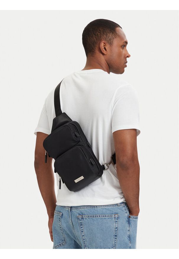 Calvin Klein Saszetka Clean Square LV04D3377G Czarny. Kolor: czarny. Materiał: materiał