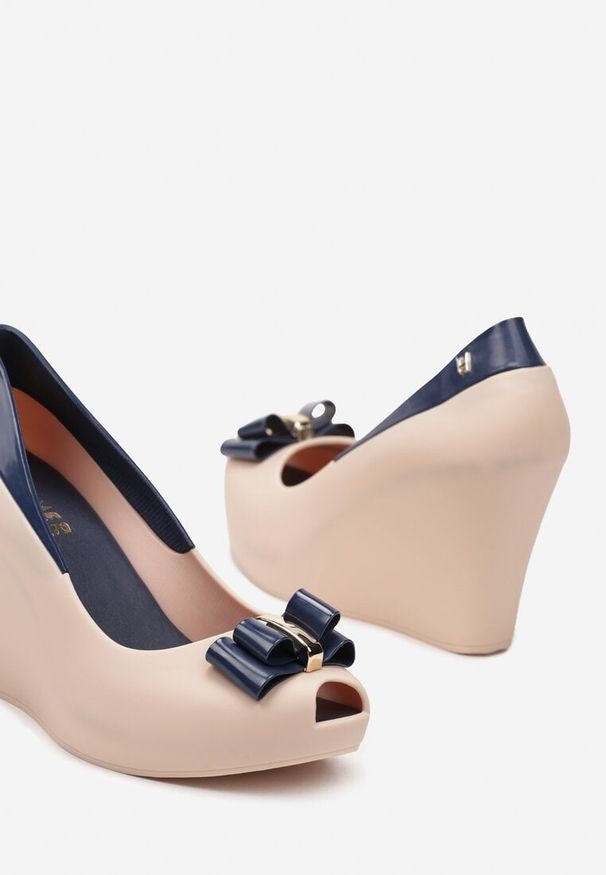Renee - Beżowo-Granatowe Sandały Typu Meliski Ozdobione Kokardką Baniela. Nosek buta: otwarty. Kolor: beżowy. Materiał: jeans. Wzór: aplikacja. Sezon: lato. Obcas: na obcasie. Styl: elegancki. Wysokość obcasa: średni
